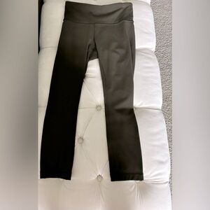 Lululemon Cropped Wunder Under Leggings in Dark Olive. 21”